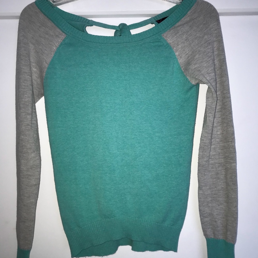 Long sleeve light sweater with bow in back
